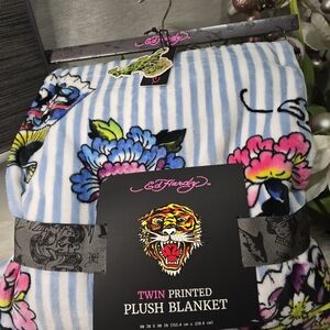 Ed Hardy Twin Printed plush blankiet 60in x 90in new